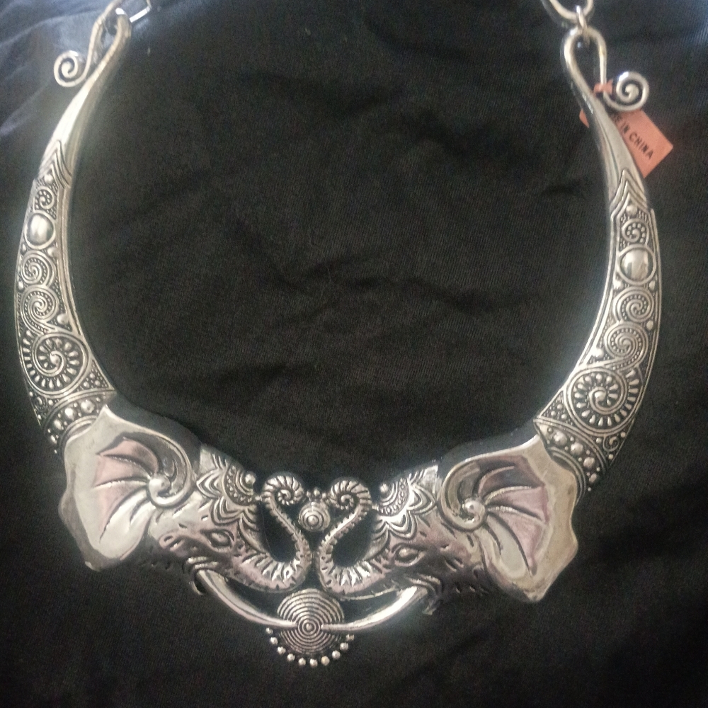 Duo elephants necklace with matching earrings